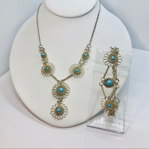 Beautiful Delicate Necklace & Bracelet Set - Picture 1 of 12
